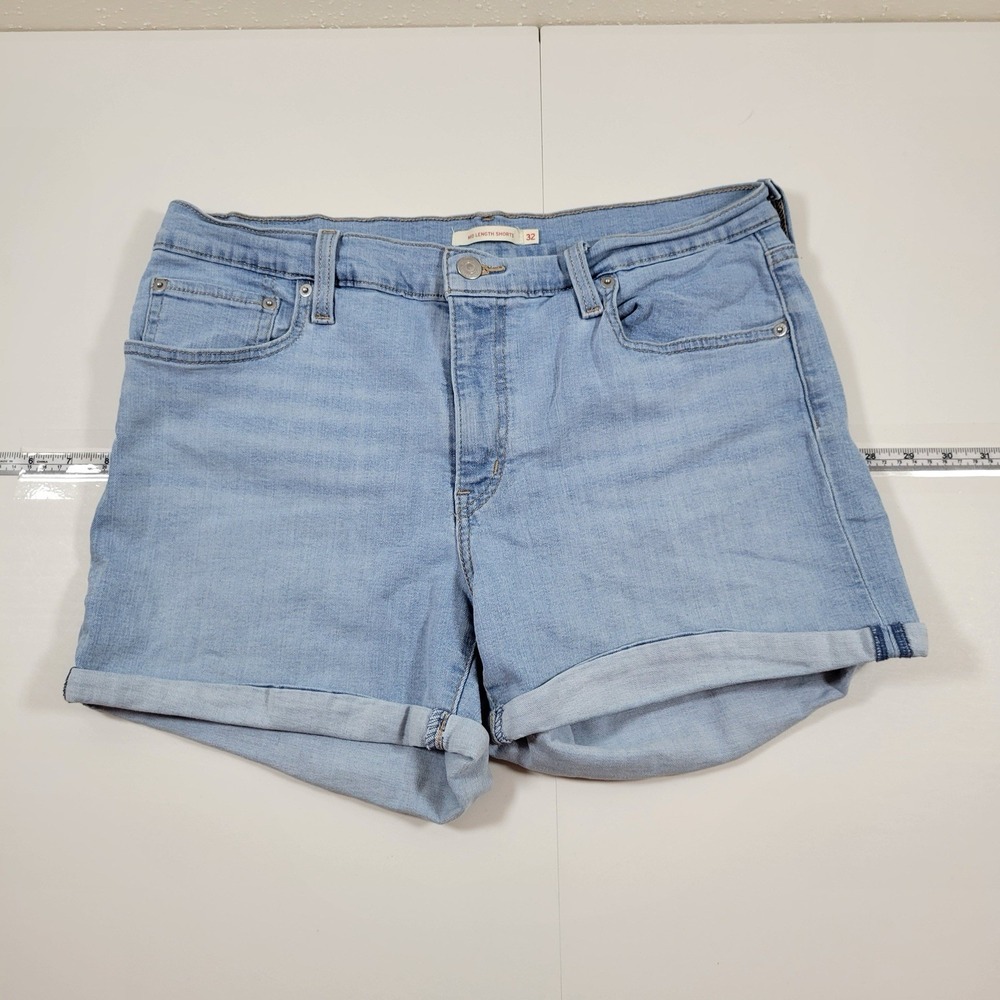 Levi's Women's Mid Length Shorts Cuffed Hem Size 32 Light‎ Wash Blue